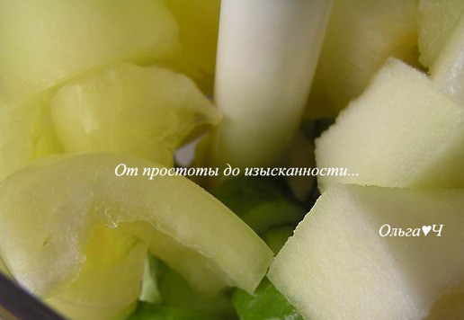 1. Этап. Огуречный гаспачо с дыней: Овощи и дыню нарежьте кусочками, поместите в чашу блендера.