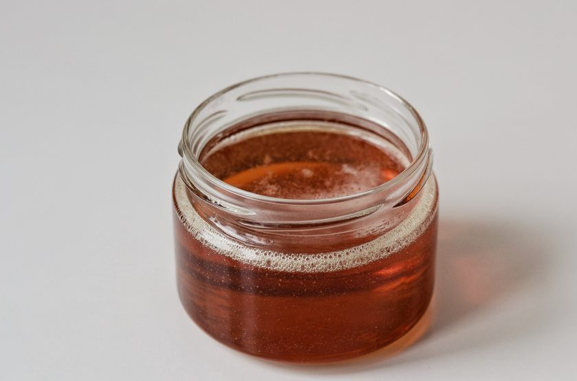 1. Этап. Искусственный мед: Когда масса немного загустеет и приобретёт карамельный цвет, перелейте в баночку. После остывания мед станет ещё гуще.