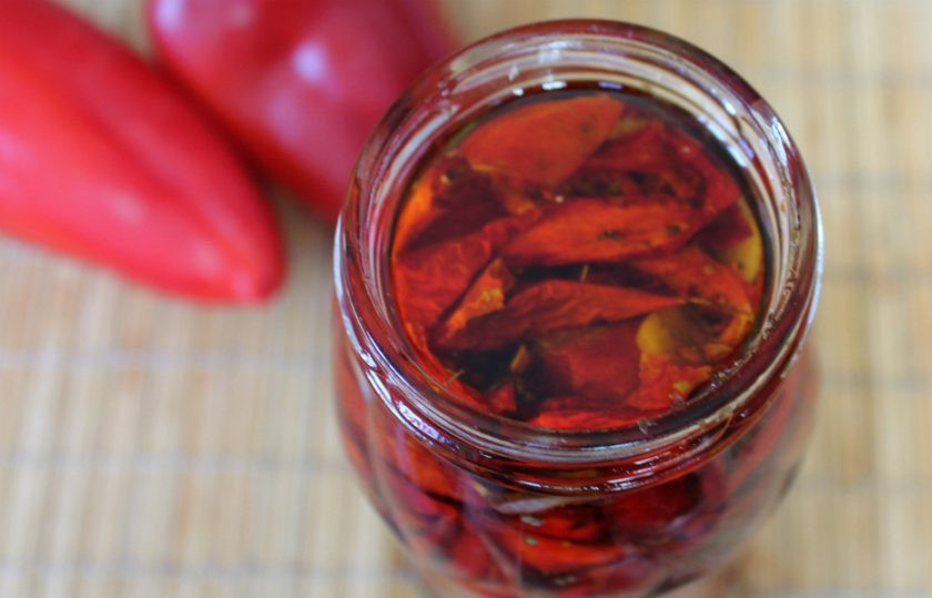 1. Этап. Вяленые перцы на зиму: Перец в масле со специями и травами перекладываем в сухую стерильную банку. Масло должно полностью покрыть перец. Закрываем стерильной металлической крышкой.