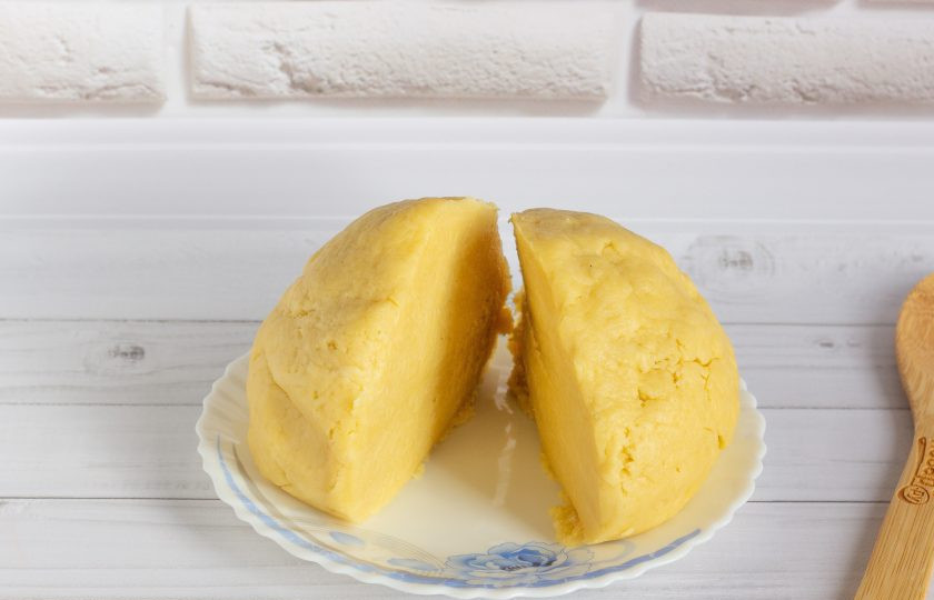 1. Этап. Яблочный пирог по-польски: Разделите тесто на 2 равные части. Каждую заверните в пакет. Одну часть положите в холодильник, вторую в морозильную камеру.