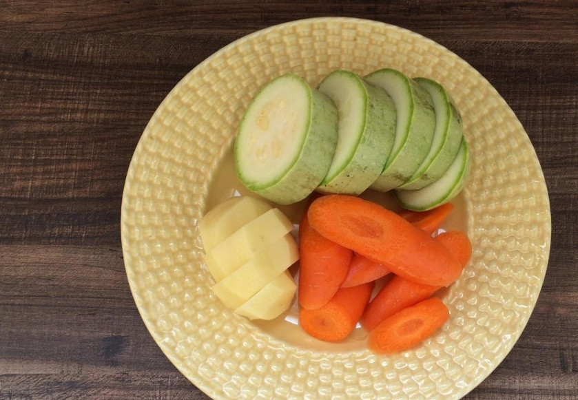 1. Этап. Стейк из свиной корейки: 6. Нарезаем наши овощи, включаем духовку.