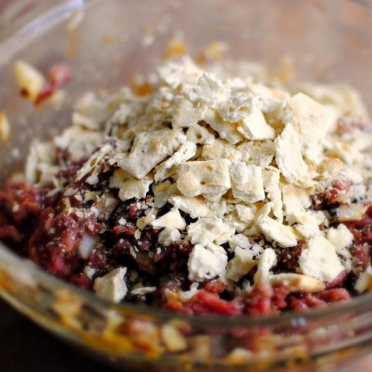 1. Этап. Классический мясной рулет: Туда же добавляем панировочные сухари, крошки от крекеров (в моем случае) или просто крошки от подсушенного батона.