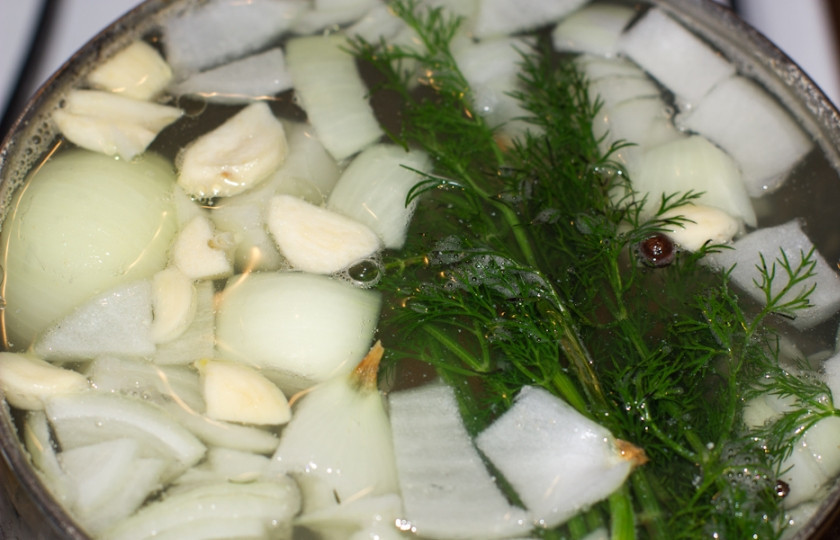 1. Этап. Рыбный суп из щуки: 5. Вымыть свежую зелень и выложить в кастрюлю с овощами. Голову можно аккуратно достать, а вместо нее отправить кусочки рыбы. Варить на среднем огне около 20 минут.