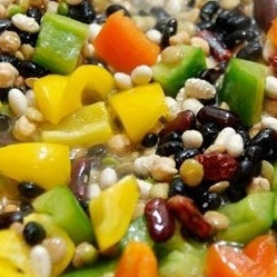 1. Этап. Баранина с овощами в тажине: Когда мясо зажарится - вынимаем его из тажина, а вместо него кладем в тажин бобовые и перцы. Вливаем вино.