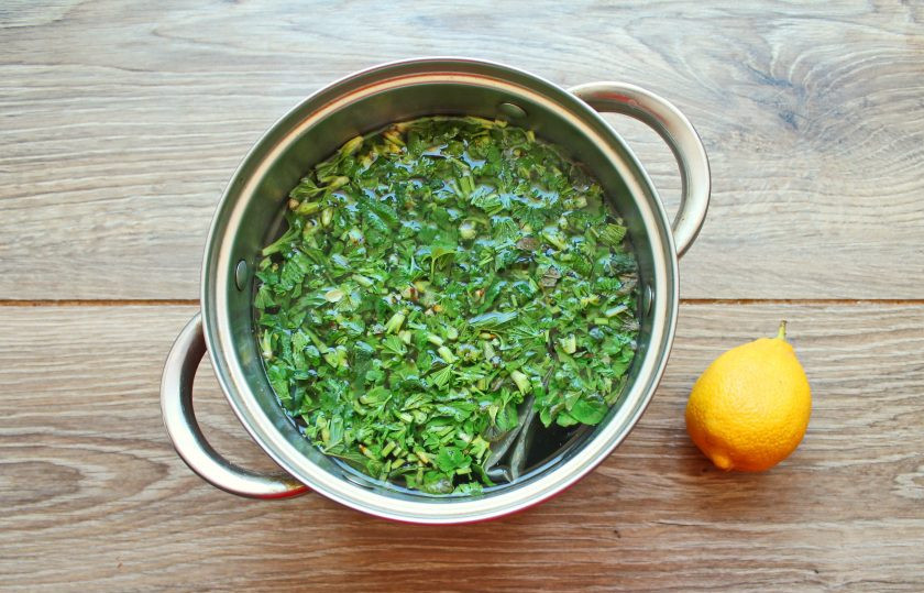 1. Этап. Холодный зеленый чай: По вкусу добавьте лимонный сок, перемешайте и закройте крышкой.