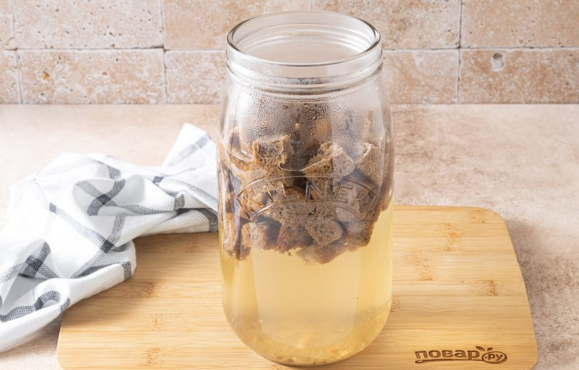 1. Этап. Домашний квас из черного хлеба на сухих дрожжах: Оставьте так полностью остыть.