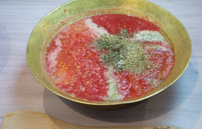 1. Этап. Аджика грузинская острая: Добавьте натертый на мелкой терке хрен. Хрен вызывает слезы у повора. Чтобы не плакать, измельчите хрен через мясорубку. В аджику добавьте специи. Я покупаю на рынке готовый сбор специй для приготовления аджики. Этот набор дает очень острый вкус. Кладите специи в аджику взвешенно.