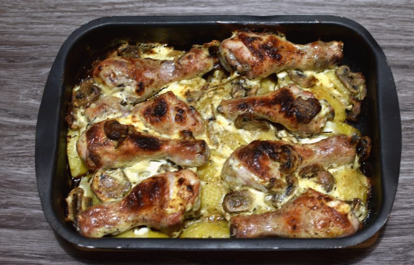 1. Этап. Куриные ножки с картошкой и грибами: Запекайте до готовности курицы и мягкости картофеля. Можно подрумянить верх под грилем.