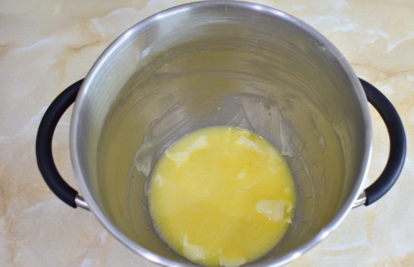 1. Этап. Торт «Молочная девочка» с бананами: Для приготовления теста немного растопите сливочное масло, чтобы оно стало мягкое. Смешайте масло со сгущенкой.