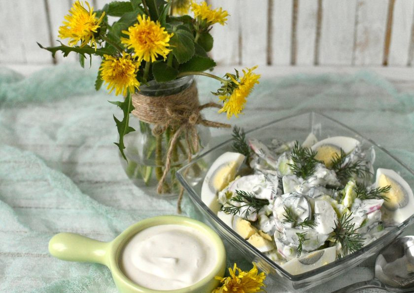 1. Этап. Летний салат с редисом и черемшой: Выложите в салатник, украсьте нарезанными яйцами и тотчас же подавайте.