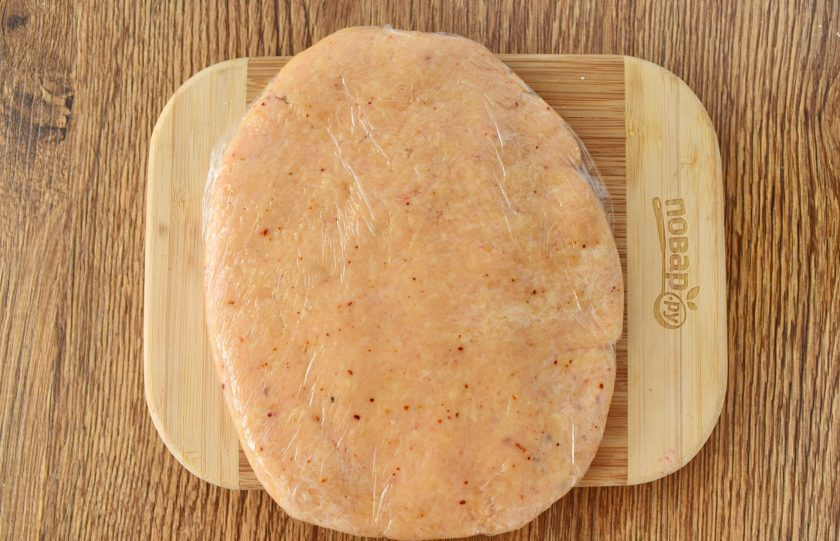 1. Этап. Сырные крекеры-рыбки: Затем влейте холодную воду по 1 ст. л., замесите тесто. Заверните его в пищевую пленку и оставьте в холодильнике на 20-30 минут.