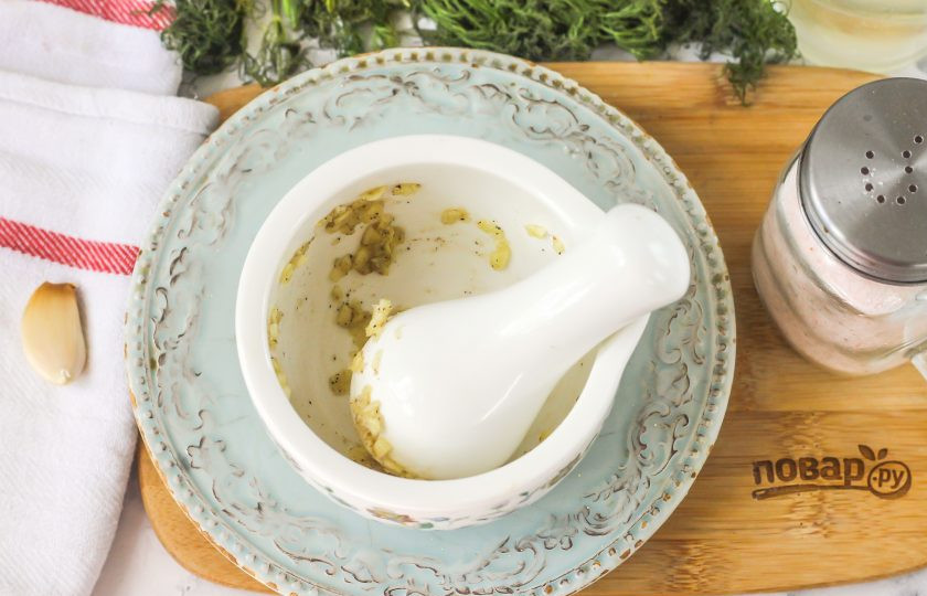 1. Этап. Соус Айоли от Джейми Оливера: Тщательно помните, чтобы нарезка выпустила сок.