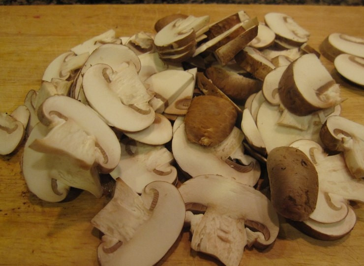 1. Этап. Язык под соусом бешамель: 3. Пока варится язык (в среднем это занимает около 1,5 часов), обжарьте шампиньоны. Шинковку выбирайте любую.