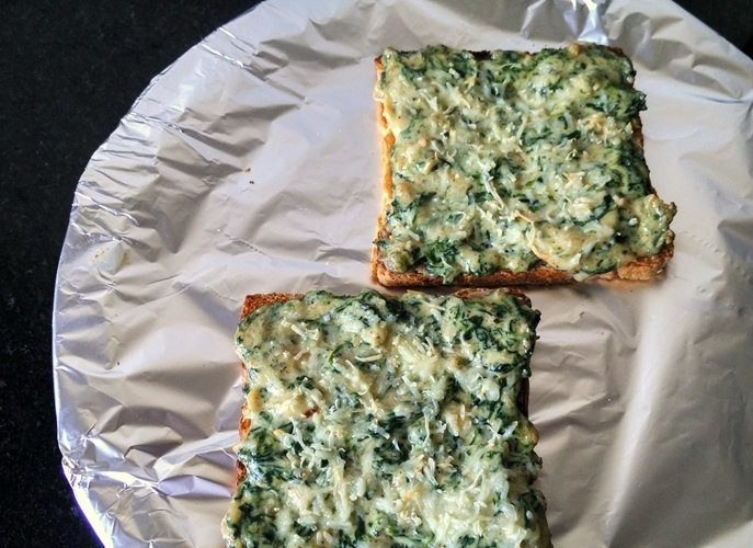 1. Этап. Тост со шпинатом: 6. Испеките тосты в разогретой до 200 градусов духовке в течение 5-7 минут и подавайте к столу.