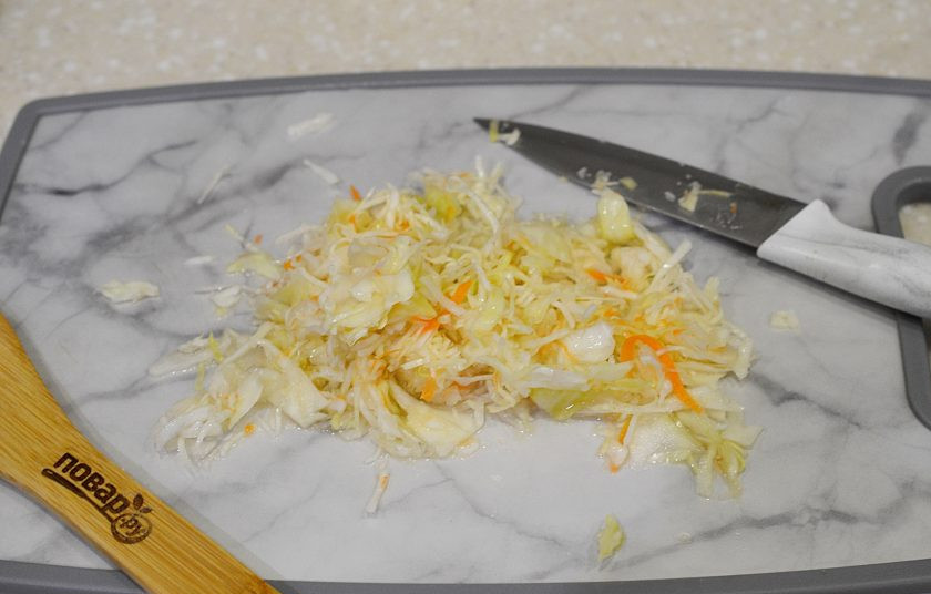 1. Этап. Кислые щи с перловкой: 7. Квашеную капусту вместе с рассолом добавьте также в суп. Варите все на небольшом огне.