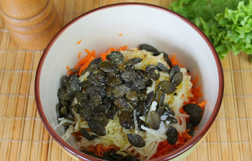 1. Этап. Салат Оранжевое чудо: Заправляем оливковым маслом, посыпаем солью и перцем. Все перемешиваем.