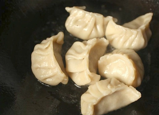 1. Этап. Манты со свининой: 3. А теперь просто залепим края и сварим их в кипятке как пельмени - около 10 минут. Я после этого их еще и обжариваю немного.