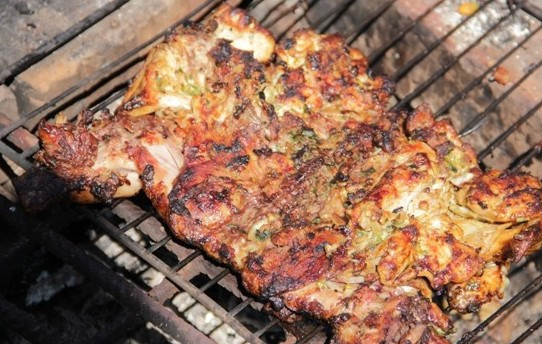 1. Этап. Цыпленок табака на гриле: Когда курица будет готова и покроется ароматной румяной корочкой, подаем ее к столу со свежими овощами. Приятного всем аппетита!