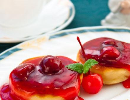 1. Этап. Сырники с вишневым соусом: 6. Соусом поливаем сырники, можно подавать.