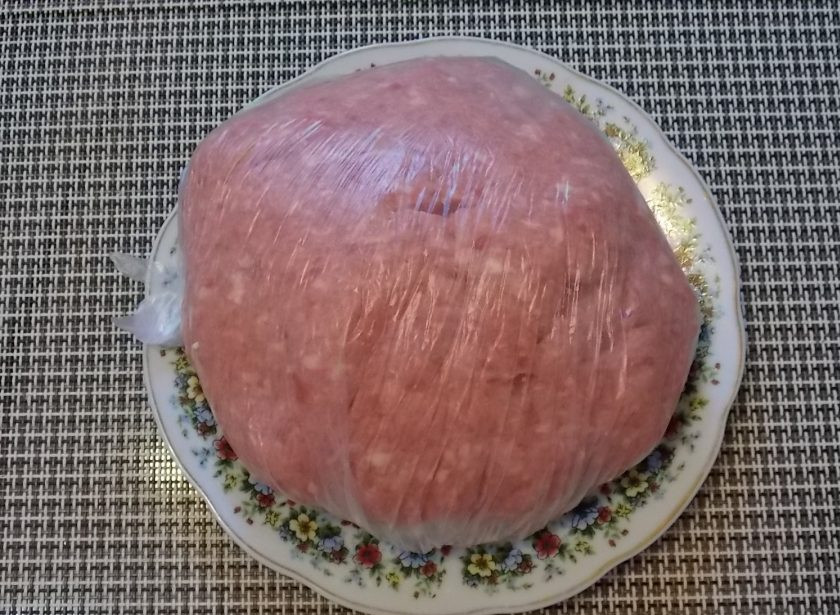 1. Этап. Котлеты Инегёль кёфте: Добавьте масло, мешайте еще пять минут. Заверните в полиэтилен и положите в холодильник на 1 сутки.