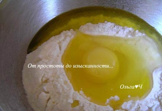 1. Этап. Универсальные тонкие блинчики: Муку смешайте с солью, добавьте яйцо, растопленное сливочное масло и половину молока.