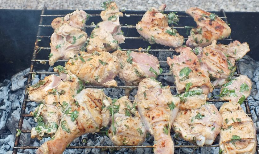 1. Этап. Шашлык из курицы с кинзой: Когда будет готов мангал, выложите курицу на решётку. Также можно воспользоваться шампурами. Обжаривайте, периодически переворачивая кусочки.