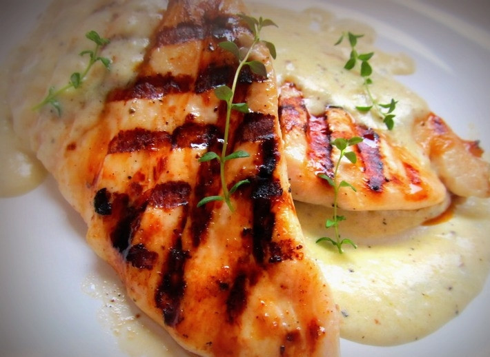 1. Этап. Куриная грудка на электрогриле: Выкладываем кусочки грудки на тарелки, поливаем их соусом, посыпаем свежей зеленью и подаем гостям. Приятного аппетита, друзья!