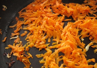 1. Этап. Рассольник с колбасой: Морковь натереть на терке и обжарить на масле 3 минуты.