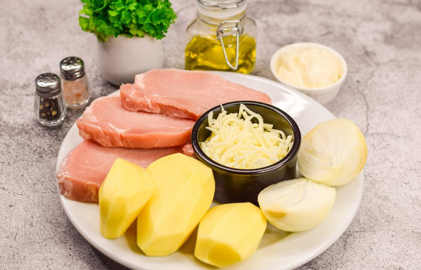 1. Этап. Классический рецепт мяса по-французски: Подготовьте все ингредиенты. Параллельно разогрейте духовку и установите температуру 180 градусов.