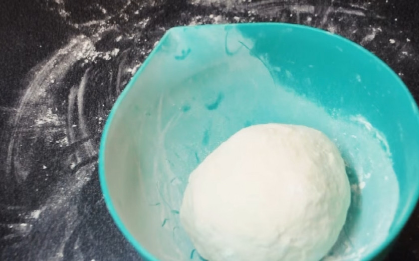 1. Этап. Домашние чебуреки: 1. Немного муки залейте холодной водой и слегка размешайте. Добавьте соль и оставшуюся муку небольшими порциями. Постепенно тесто будет становиться все гуще. Введите всю муку и хорошо замесите тесто, чтобы оно получилось очень тугим. Сформируйте из него шар и оставьте его отдохнуть.