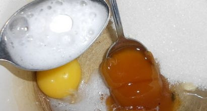 1. Этап. Торт Ночная серенада: Соду погасите уксусом. Смешайте её со стаканом сахара, яйцом, 50 г масла и мёдом в кастрюле. Доведите массу до единой консистенции на огне, помешивая. Потом всыпьте муку, замешайте тесто и оставьте его на час в холодильнике.