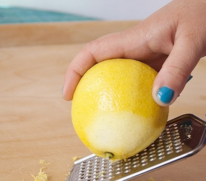 1. Этап. Cлоеный пирог с курицей и брокколи: Шаг 2. Потрите лимон на терке для получения цедры. Измельчите чеснок.