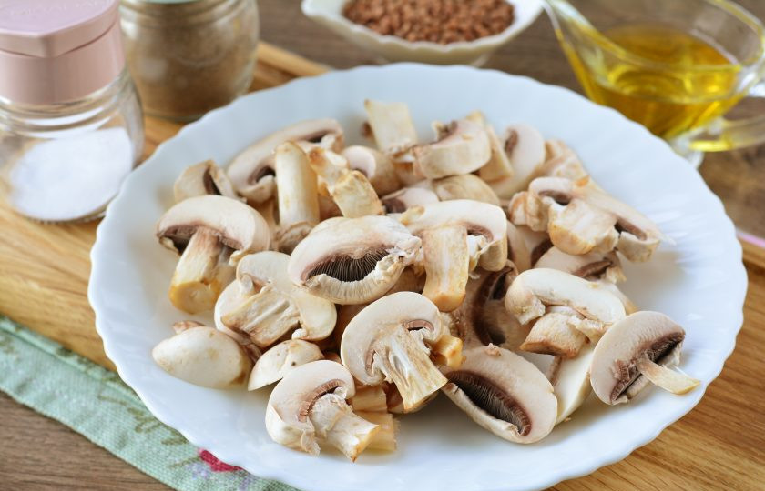 1. Этап. Гречка с грибами и помидорами: Промойте шампиньоны, нарежьте пластинами.