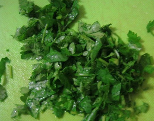 1. Этап. Нежные котлеты из фарша: Зелень порубите.