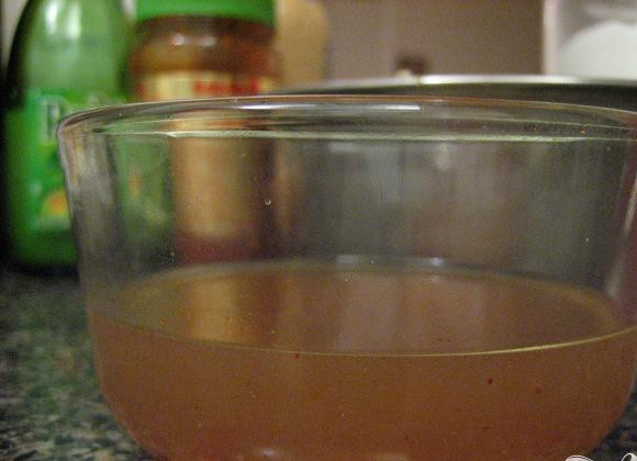 1. Этап. Ныок мам (вьетнамский рыбный соус): 1. В кастрюлю влейте кокосовый сок или воду (кокосовый сок придаст соусу свежести), рисовый уксус, добавьте сахар и доведите до кипения. Пусть сок или вода покипит на медленном огне в течении 3-5 минут. После того, как сахар полностью растворился, снимите кастрюлю с плиты и дайте жидкости остыть.