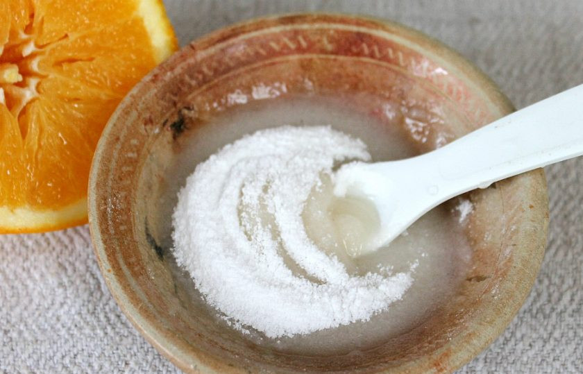 1. Этап. Морковно-апельсиновые кексы: Пока готовятся кексы, сделаем глазурь. В сахарную пудру добавляем ложку апельсинового или лимонного сока и хорошо перемешиваем.