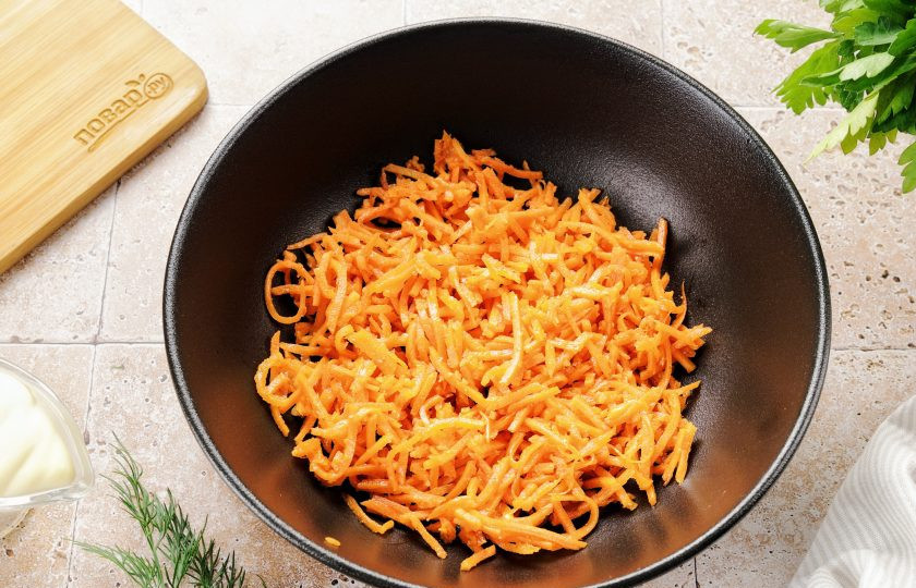 1. Этап. Рулет из баклажанов с сыром и корейской морковью: Морковь измельчите ножом и переложите в глубокую миску.