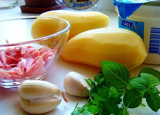 1. Этап. Сундучки из картофеля: На фотографии - ингредиенты, из которых мы будем готовить сундучки.