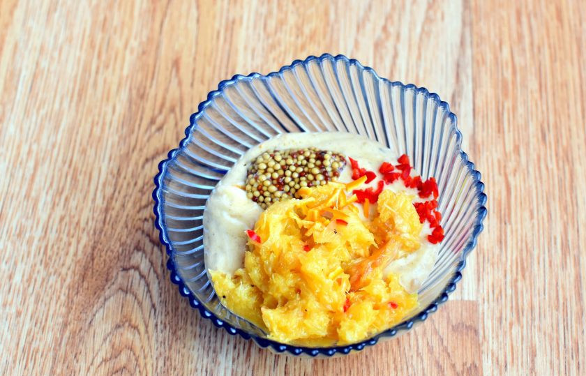 1. Этап. Майонезный соус: Добавьте мелко нарубленную мякоть половины апельсина без пленок и перегородок, горчицу и мелко нарубленный свежий чили. Посолите по вкусу. Перемешайте.