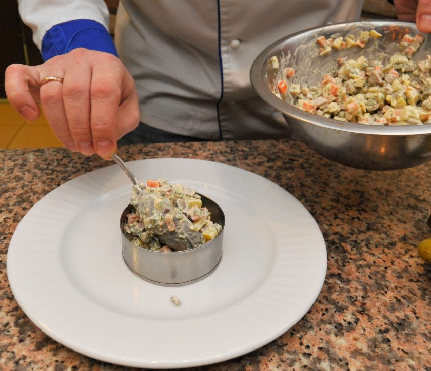 1. Этап. Салат с отварным языком: 4. Дайте салату пропитаться хотя бы час, после чего делайте презентацию и подавайте к столу. Я подавала порционно и использовала для этого такое же формировочное кольцо , как показано на фото.