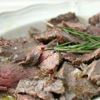 Запеченная говяжья вырезка в духовке