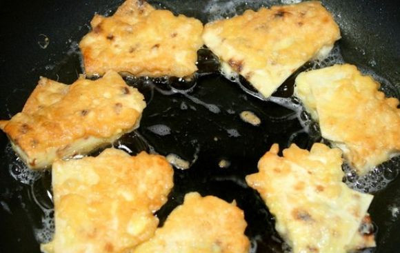 1. Этап. Конверты из лаваша с сыром: 6. Когда конверты из лаваша с сыром в домашних условиях готовы, их лучше выложить на бумажное полотенце, убрав тем самым остатки масла. Вот и все, можно подавать к столу.