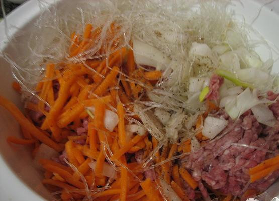 1. Этап. Блины с начинкой: 1. Порубите лук и креветки. Мелко нарежьте морковь. Поместите говяжий фарш, морковь, нарезанный лук, лапшу, и креветки в посудину и слегка перемешайте.