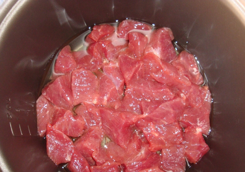 1. Этап. Мясо в мультиварке жареное: 4. Выложить мясо в чашу мультиварки и разложить ровным слоем по дну. Включить режим Выпечка на 50 минут. Свинина, нарезанная маленькими кусочками, может приготовится быстрее, а говядине потребуется больше времени.