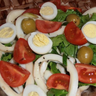 Новогодний салат из кальмаров