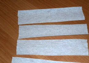 1. Этап. Букет из конфет для девочки: 1. Сделаем наши будущие лепесточки. Белую или бежевую цветную бумагу режем одинаковыми прямоугольниками.