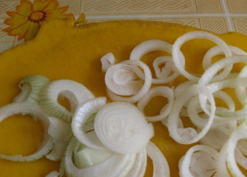 1. Этап. Греческий салат с пекинской капустой: Лук нашинковать полукольцами.