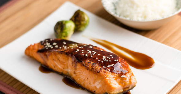 1. Этап. Лосось под соусом Терияки: 6) Аккуратно полейте филе лосося соусом терияки, сверху посыпьте порубленным зеленым луком. Как гарнир сюда отлично подойдет рис. Приятного аппетита!