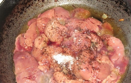 1. Этап. Блины с печенкой: 2. Овощи аккуратно снимите и отложите пока в сторону. На сковороду добавьте еще немного масла и выложите вымытую печень. Тушите до готовности. Посолите, поперчите по вкусу. Соедините горячую печень с овощами и отправьте в блендер. Измельчите до однородности, добавьте сливочное масло и дайте ему хорошо растаять. Все, начинка готова и может остывать.