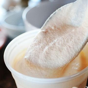 1. Этап. Мятно-ванильное сливочное мороженое: 8. Пару часов спустя открыть контейнер и перемешать еще раз, чтобы конфеты были равномерно распределены. Заморозить мороженое еще на 24 часа.